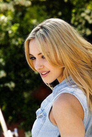 Pretty blonde babe Sophia Knight showcasing her graceful curves on picsofsex.com