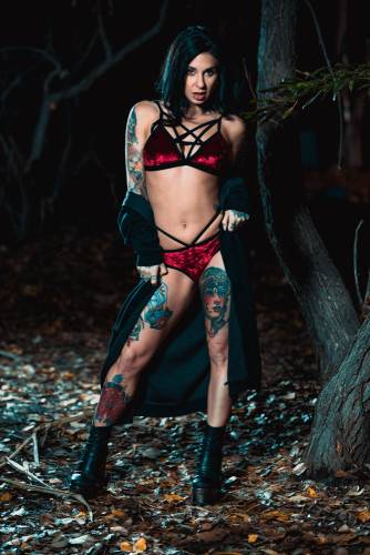 Inked Bitch Gives Head And Gets Fucked In The Woods - Usa on picsofsex.com