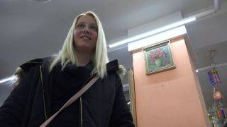 The girl with the handbag likes to swallow - Czech Republic on picsofsex.com