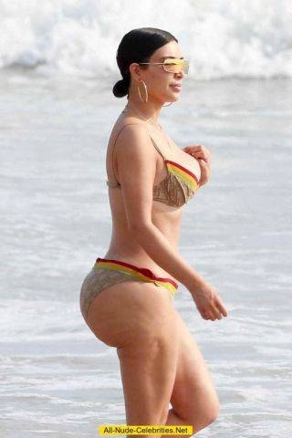 Celebrity kim kardashian posing in bikini on beach on picsofsex.com