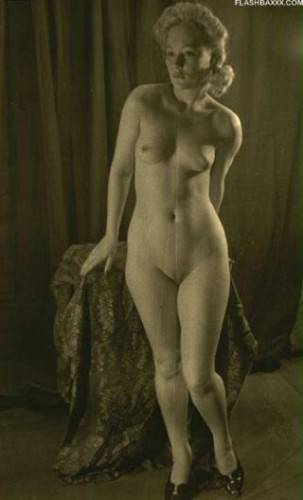 Classic vintage babes posing on picsofsex.com