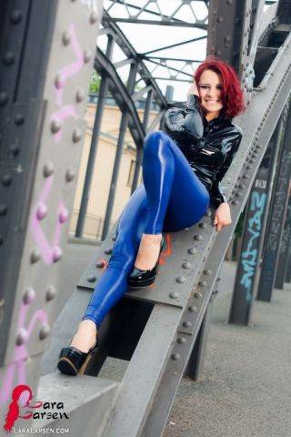 Redhead in shiny latex on picsofsex.com