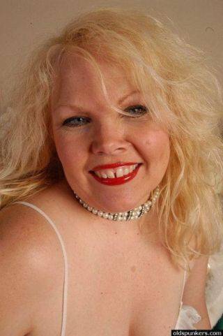 Chubby mature blonde on picsofsex.com