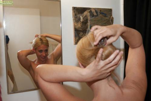 Sexy american blond older Stevie Lix exposing her butt and spreading her legs in shower - Usa on picsofsex.com