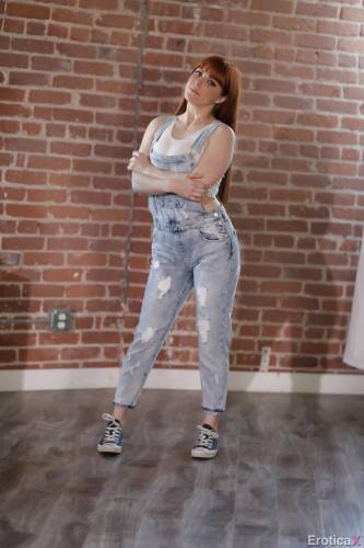 Excellent american redheaded Penny Pax in sexy jeans shows big boobies and butt - Usa on picsofsex.com