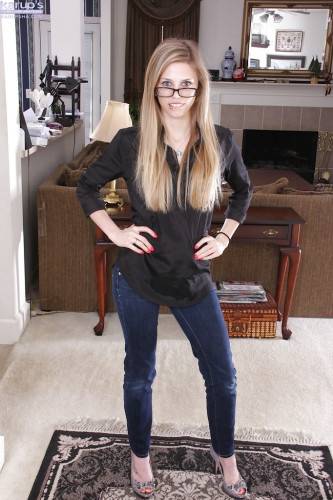 Slim american youthful Kassie Kensington in tight jeans showing small tits and spreading her legs - Usa on picsofsex.com