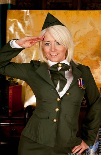 Deluxe british blonde aged Amber Jewell exposes her butt in uniform and vagina - Britain on picsofsex.com