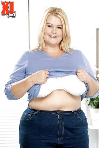 Inviting blonde fat Lou Lou in tight jeans exposes big titties and hot ass on picsofsex.com