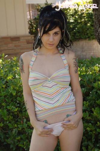 Very attractive american milf Joanna Angel makes some hot foot fetish action outdoor - Usa on picsofsex.com