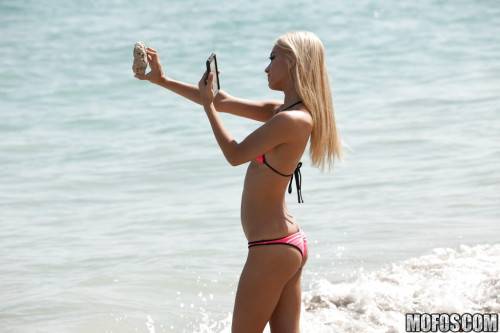 Deluxe american blonde Uma Jolie in beautiful bikini shows her butt on the beach - Usa on picsofsex.com