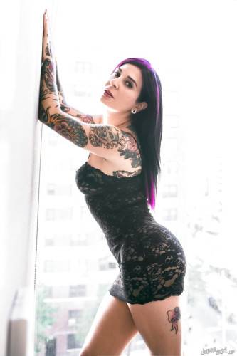 Sexy american milf Joanna Angel shows big knockers and spreads her legs - Usa on picsofsex.com