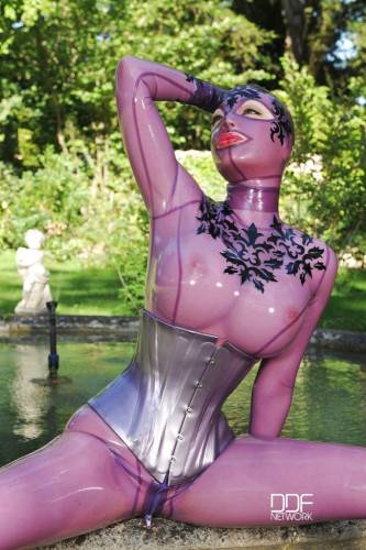 Stunning british Latex Lucy enjoys bdsm action at pool - Britain on picsofsex.com