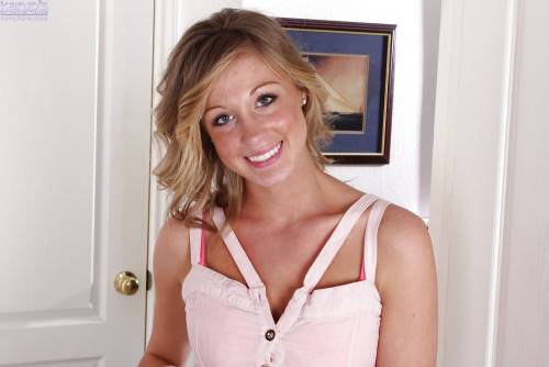 Slim american blonde young Ashley Jones shows big titties and spreads her legs - Usa on picsofsex.com