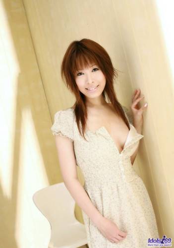 Naked Asian Bimbo Shizuku Natsukawa Is Sitting Before Camera And Smiling To Us on picsofsex.com