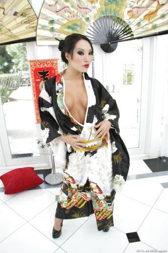 Lovely japanese babe Asa Akira revealing big boobs and spreading her legs - Japan on picsofsex.com