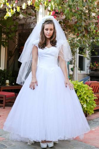 The Beautiful Bride Gracie Glam Takes Off Dress And Seduces Guy With Passionate Kisses on picsofsex.com