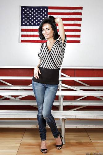 Hot american brunette milf Veronica Avluv in jeans exposes big tits and hot ass - Usa on picsofsex.com