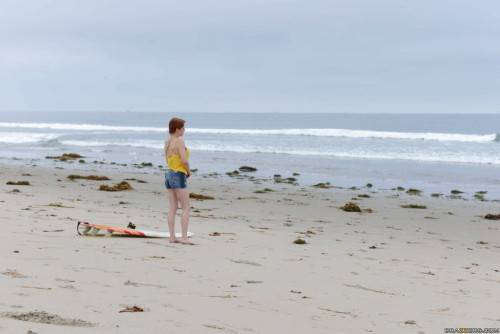 Sultry american cutie Penny Pax exposes her ass on the beach - Usa on picsofsex.com