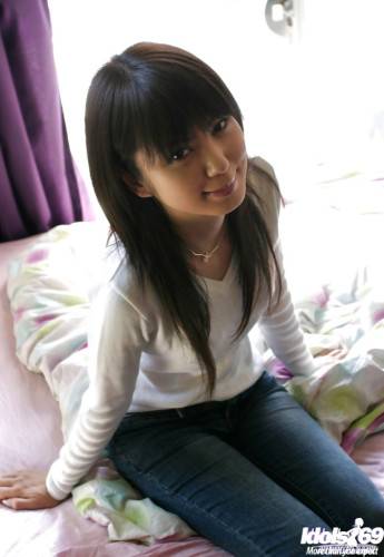 Sultry japanese babe Kurara in jeans exhibiting her butt - Japan on picsofsex.com