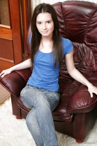 Sexy teen Aaralyn in tight jeans reveals her ass and masturbates on picsofsex.com