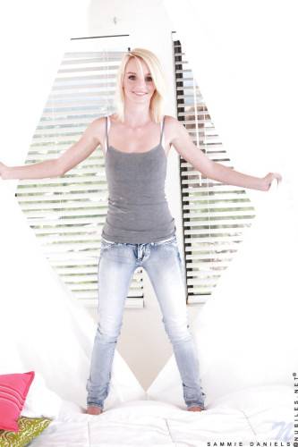 Excellent american blond teen Sammie Daniels in tight jeans shows her butt - Usa on picsofsex.com