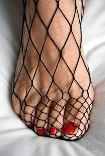 Old woman with short hair and floppy tits dons a strapon in fishnet pantyhose on picsofsex.com