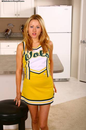 Sexy Cheer Girl Sindee Jennings With Neat Pussy Pulls Off Her Yellow Uniform And Panties on picsofsex.com