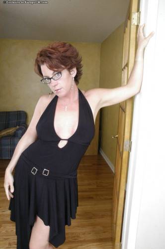 Spectacled Big Titted Milf Holly Goes Pulls Off Her Black Dress And Pink Panties on picsofsex.com