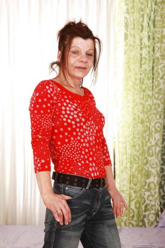 Superb grandma Ludmila in tight jeans spreads her legs on picsofsex.com