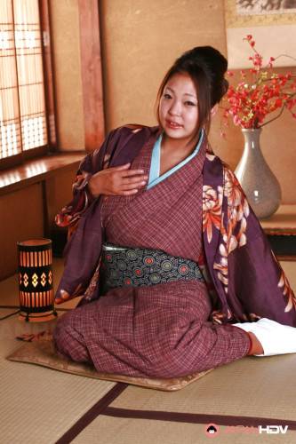 Japanese girls in kimono denudes on camera and showing hairy pussy - Japan on picsofsex.com