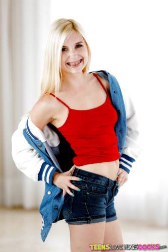 Slim american blonde teen Piper Perri exhibits her ass in fancy shorts and spreading her legs - Usa on picsofsex.com