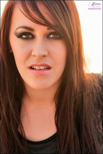 Peachy brittish porn star Leanne Crow in softcore shooting on picsofsex.com