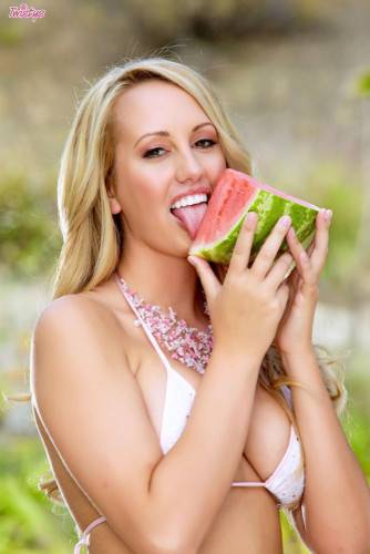 Big Racked Heartbreaker Brett Rossi Takes Off Her Bikini And Opens Her Smooth Pussy Outdoors on picsofsex.com