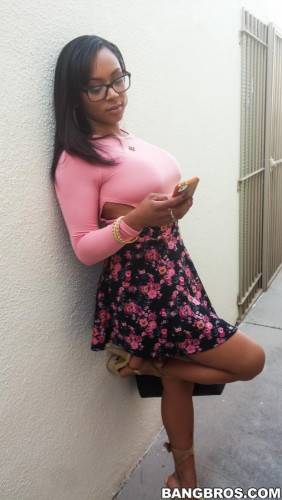 Curved Ebony Babe With Hot Ass Porche Carrera Gets Cum Shot All Over The Face on picsofsex.com