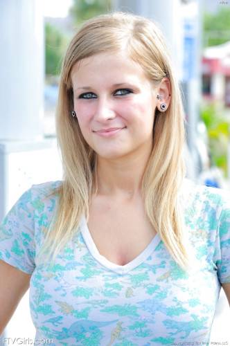 Enticing american blond Alice Wonder revealing big hooters and hot ass outdoor - Usa on picsofsex.com