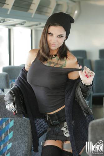 Glamorous american milf Bonnie Rotten revealing big tits and hairy pussy - Usa on picsofsex.com