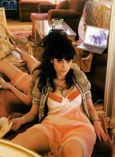 Zooeydeschanel on picsofsex.com