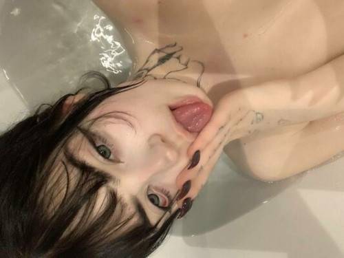 Sqwrtick2 on picsofsex.com