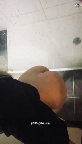 Lara-Charlottee on picsofsex.com