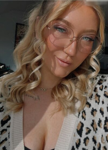 Melinaxx__ on picsofsex.com
