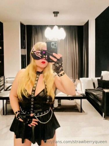 Strawberryqueen_s on picsofsex.com