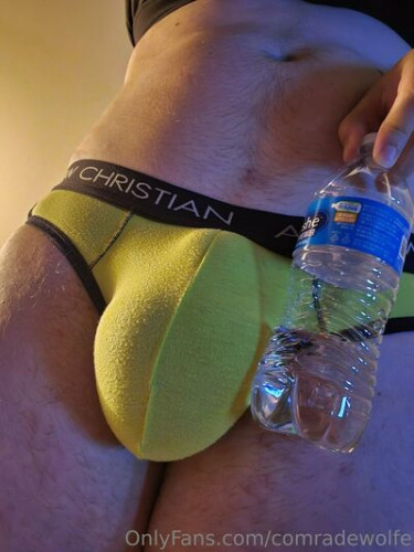 Comradewolfe on picsofsex.com