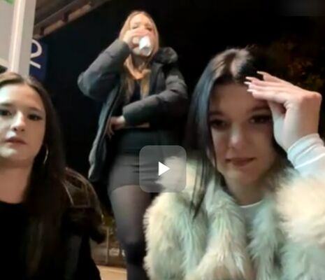 Wer ist diese Frau (Rechts) on picsofsex.com