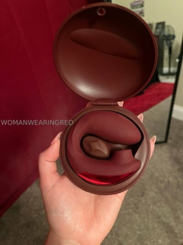 Womanwearingred on picsofsex.com