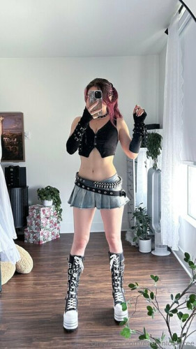 Evelynlovegames on picsofsex.com