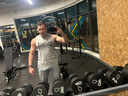Muscle_geek_ on picsofsex.com