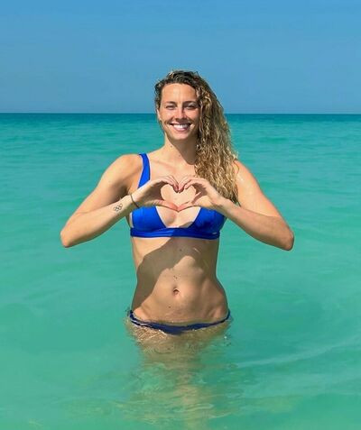 Leoniebeckswim on picsofsex.com