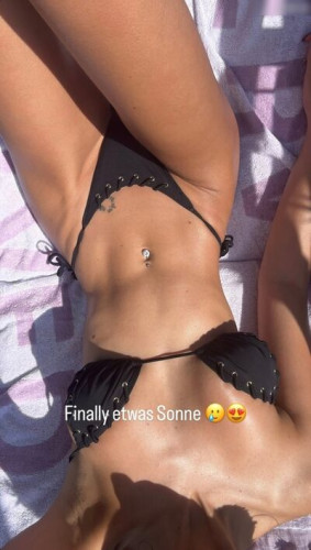 Laura Beatricee on picsofsex.com