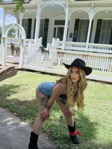 Kiki_4_2_0 on picsofsex.com
