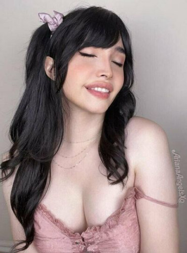 Arianaangelsxo on picsofsex.com